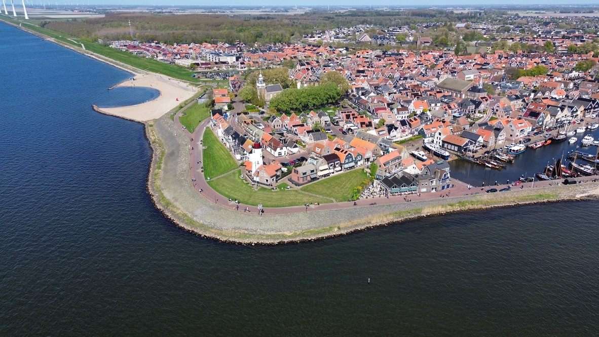 Kustplaats met haven en rode daken vanuit de lucht