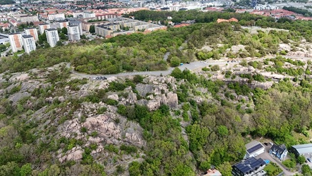 Rotsachtig natuurgebied aan de rand van een stad vanuit de lucht